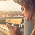 Mobilní aplikace - mobilní bankovnictví - žena
