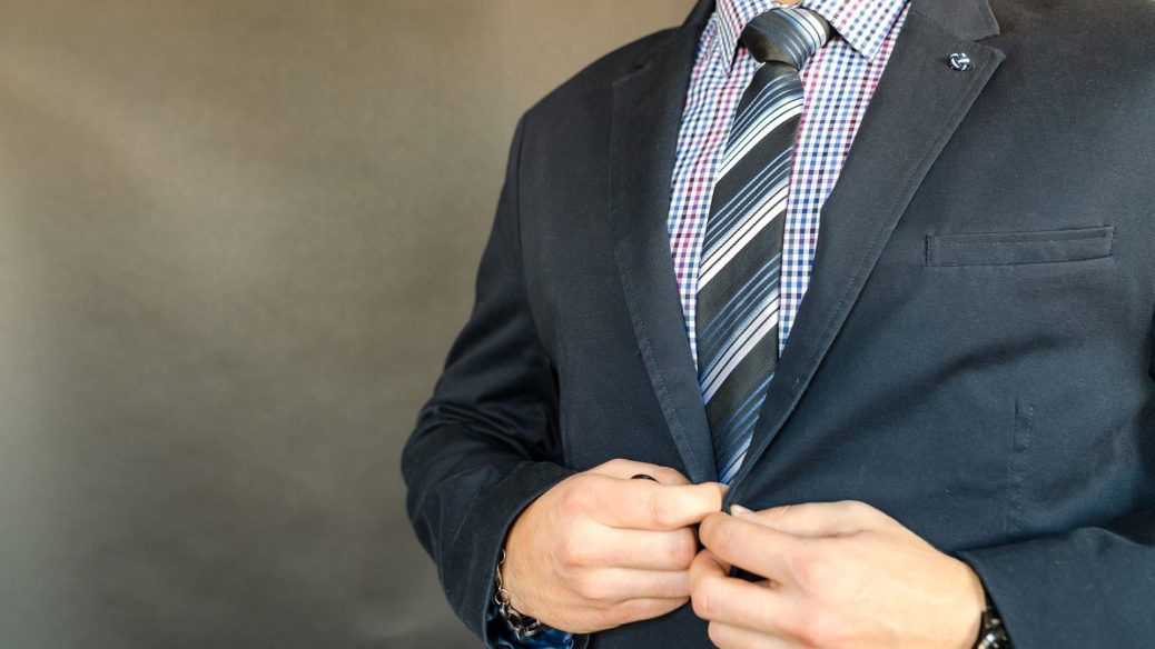 Finanční poradenství - muž v obleku s kravatou.png