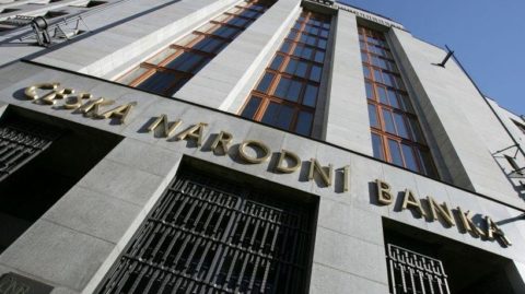 Stávající rada České národní banky se loučí mohutným zvýšením sazeb
