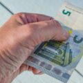 Peníze - bankovky - eura - ruka